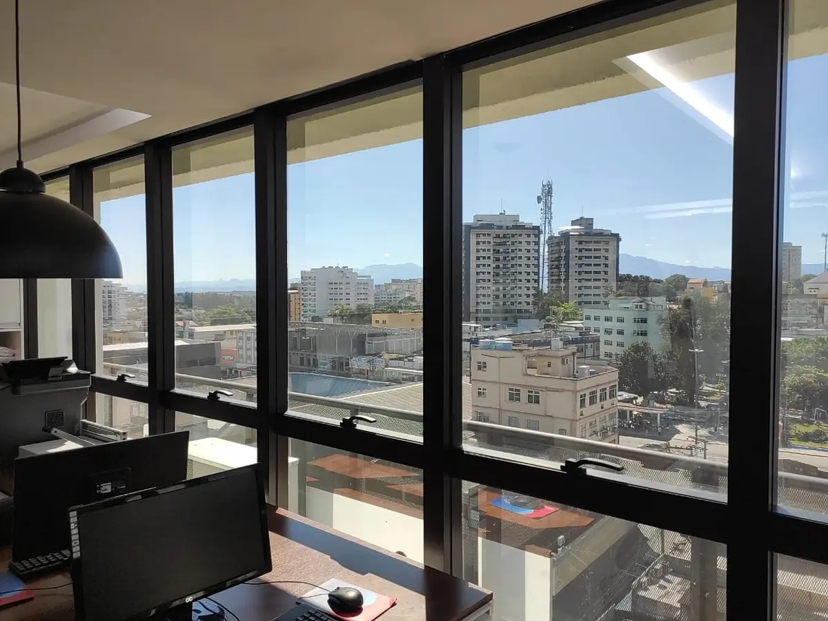 Película em janelas de escritório com vista para a cidade