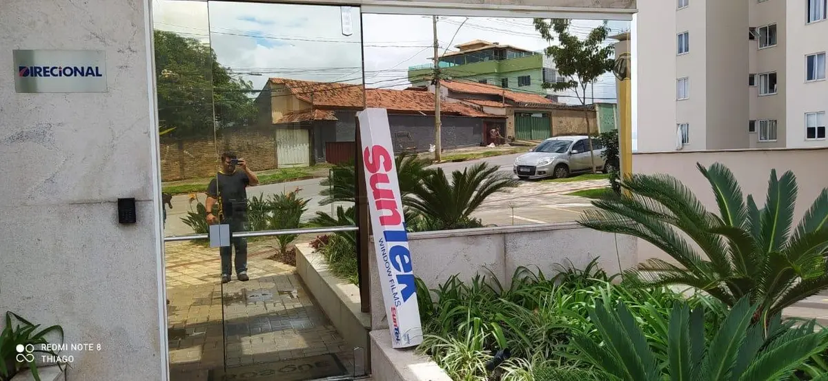 Película em guarda-corpo de vidro na área externa