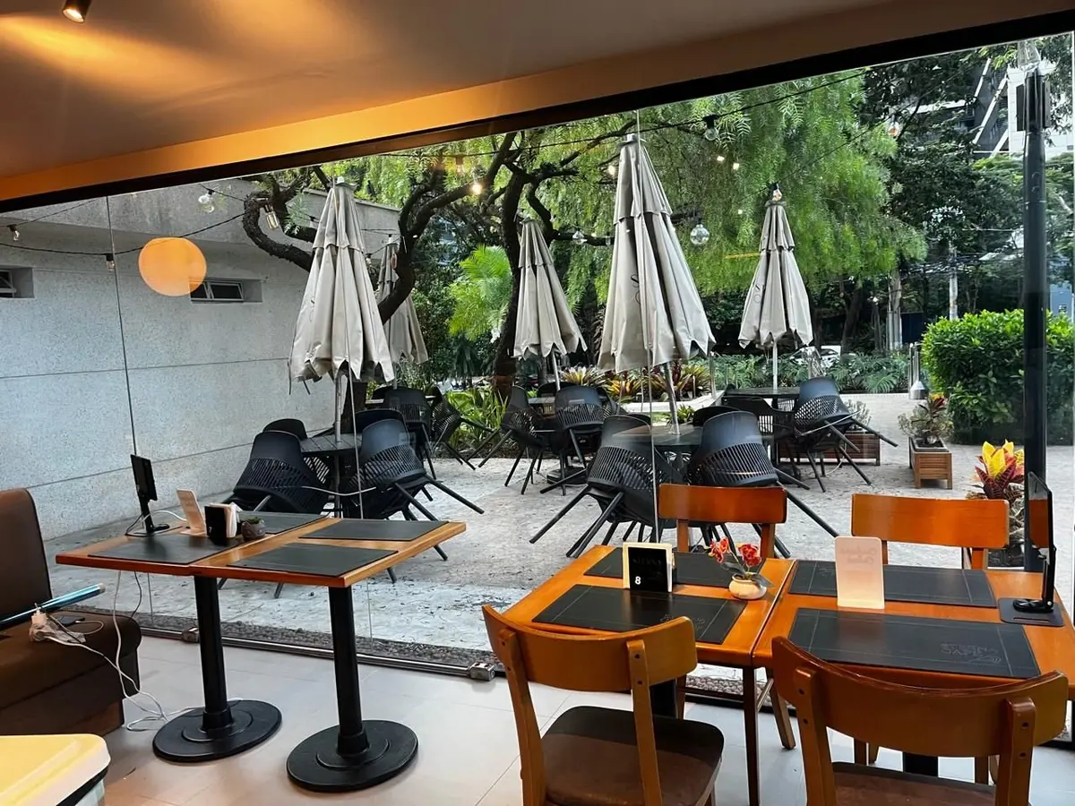 Película em fachada de restaurante