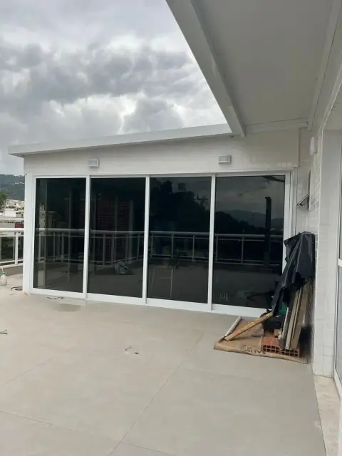 Película de privacidade e controle solar em área de lazer