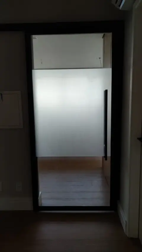 Como tampar vidro de porta