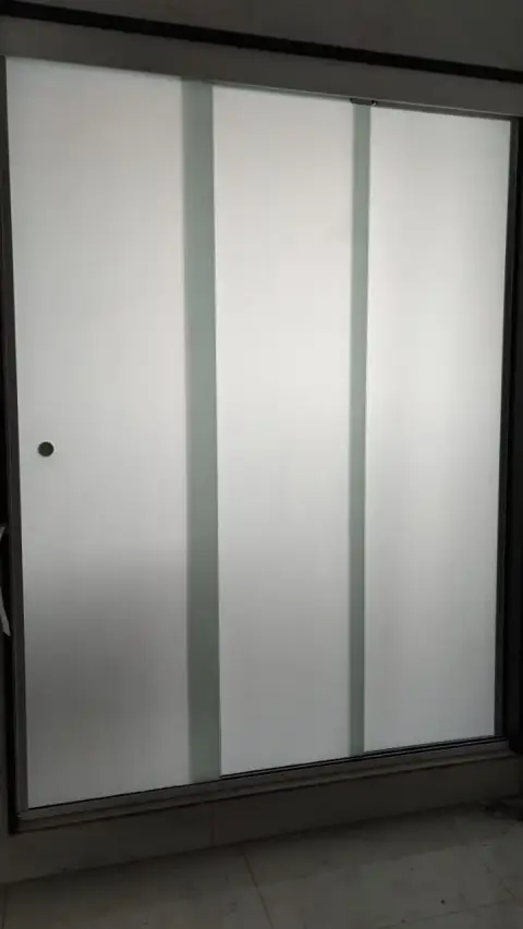 Adesivo leitoso para vidro