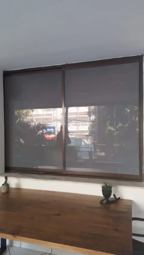 Película leitosa em janela de vidro