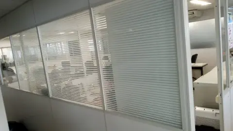 Adesivo perfurado para porta de vidro