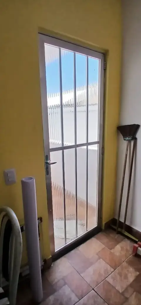 Película Jateada em porta de vidro