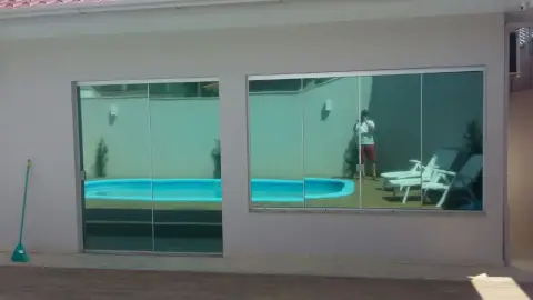 Película verde espelhada em casa! Combinou com piscina!